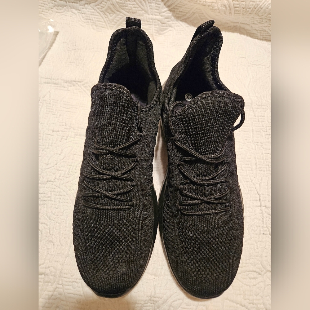 Athletic style server shoes, black size 9